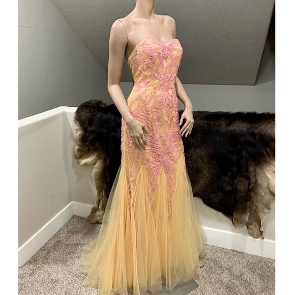 Elegant Strapless Embroidered Floral Lace & beading Fishtail Gown with Shawl - Picture 5 of 16